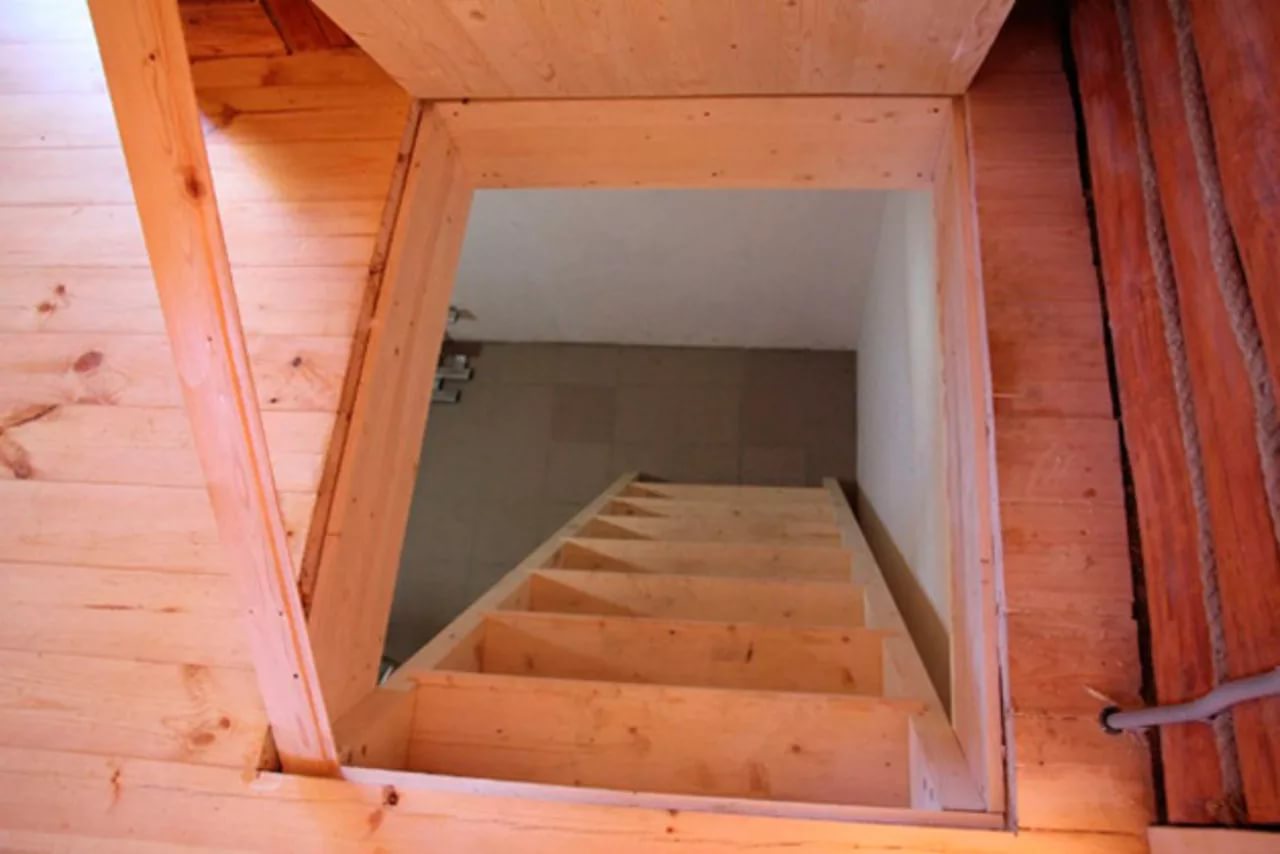 Лестница в подвал в частном доме